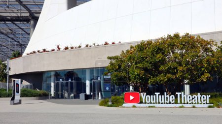 Téléchargez les photos : Inglewood (Los Angeles), Californie 6 novembre 2023 : Théâtre YouTube situé sous la même structure que le SoFi Stadium - en image libre de droit