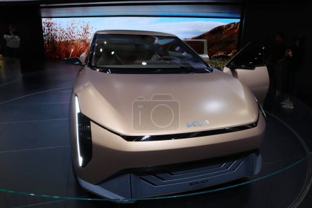 Foto de Los Angeles, California 17 de noviembre de 2023: Nuevo Kia EV4 Concept Car en el 2023 Los Angeles Auto Show. El LA Auto Show es uno de los principales espectáculos de automóviles en América del Norte - Imagen libre de derechos