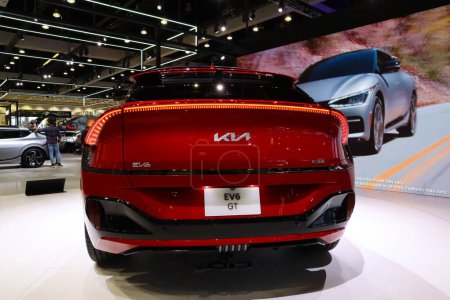 Foto de Los Angeles, California 17 de noviembre de 2023: KIA EV6 GT AWD at 2023 Los Angeles Auto Show. El LA Auto Show es uno de los principales espectáculos de automóviles en América del Norte - Imagen libre de derechos