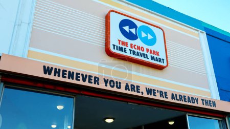 Foto de Los Angeles, California  December 5, 2023: The Echo Park Time Travel Mart. Non-profit Time Travel Mart sells goods you would need for a trip through the fourth dimension - Imagen libre de derechos