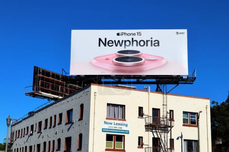 Foto de Los Angeles, California  December 5, 2023: Billboard Campaign To Promote the new iPhone 15 Newphoria - Imagen libre de derechos