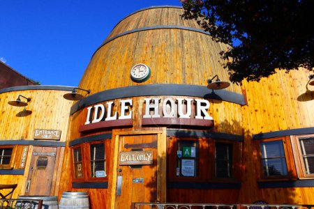 Foto de Los Angeles, California  October 1, 2023: Idle Hour, barrel-shaped structure located at 4824 Vineland Ave, Los Angeles, serves Americana cocktails - Imagen libre de derechos