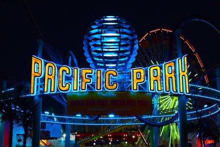 Téléchargez les photos : Santa Monica, Los Angeles, Californie 5 octobre 2023 : vue de Santa Monica Pacific Park la nuit. Pacific Park est un parc d'attractions en bord de mer situé sur la jetée de Santa Monica - en image libre de droit