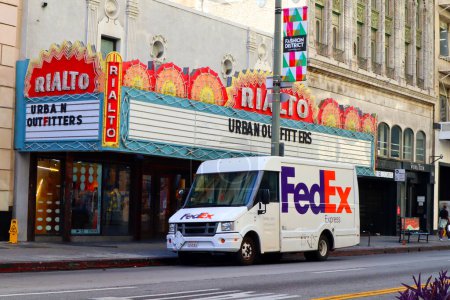 Téléchargez les photos : Los Angeles, Californie 11 octobre 2023 : Camion de livraison FEDEX au Broadway Theater District, Los Angeles - en image libre de droit