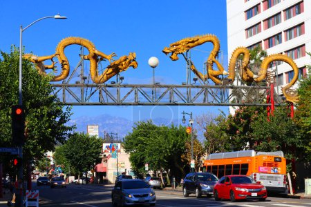Téléchargez les photos : Los Angeles, California  October 11, 2023: The Dragon Gate of Chinatown of architect Rupert Mok. The Chinatown Gateway Monument is located at 600 N Broadway, Los Angeles - en image libre de droit