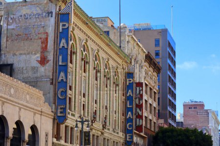 Téléchargez les photos : Los Angeles, California  October 11, 2023: PALACE Theatre, historic Theatre at 630 S. Broadway in the historic Broadway Theater District in Downtown Los Angeles - en image libre de droit