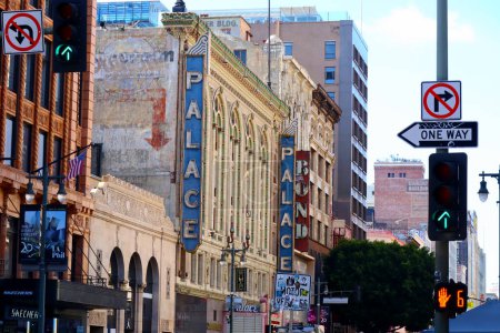 Foto de Los Angeles, California  October 11, 2023: PALACE Theatre, historic Theatre at 630 S. Broadway in the historic Broadway Theater District in Downtown Los Angeles - Imagen libre de derechos