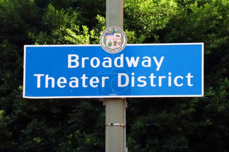 Foto de Los Angeles, California  October 11, 2023: Broadway Theater District sign. The Broadway Theater District in the Historic Core of Downtown Los Angeles with twelve Theater palaces. - Imagen libre de derechos