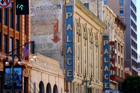 Téléchargez les photos : Los Angeles, California  October 11, 2023: PALACE Theatre, historic Theatre at 630 S. Broadway in the historic Broadway Theater District in Downtown Los Angeles - en image libre de droit