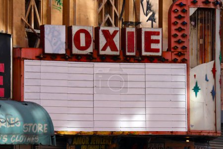 Téléchargez les photos : Los Angeles, California  October 11, 2023: ROXIE Theatre, historic Theatre at 518 S. Broadway in the historic Broadway Theater District in Downtown Los Angeles - en image libre de droit