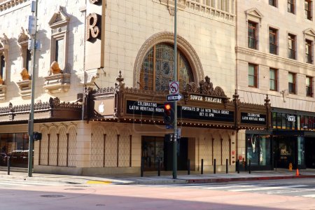 Téléchargez les photos : Los Angeles, California  October 11, 2023: TOWER Theatre, historic Theatre at 802 S. Broadway in the historic Broadway Theater District in Downtown Los Angeles - en image libre de droit