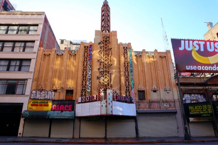 Foto de Los Angeles, California  October 11, 2023: ROXIE Theatre, historic Theatre at 518 S. Broadway in the historic Broadway Theater District in Downtown Los Angeles - Imagen libre de derechos