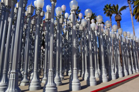 Téléchargez les photos : Los Angeles, California  December 10, 2023: Public Art URBAN LIGHT a sculpture by Chris Burden at the LACMA, Los Angeles County Museum of Art - en image libre de droit