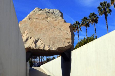 Foto de Los Angeles, California 10 de diciembre de 2023: MASA LEVITADA de Arte Público una escultura de Michael Heizer en el LACMA, Los Angeles County Museum of Art - Imagen libre de derechos