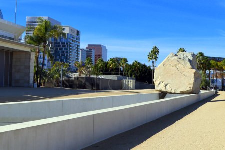Téléchargez les photos : Los Angeles, Californie 10 décembre 2023 : Art public LEVITATED MASS une sculpture de Michael Heizer au LACMA, Los Angeles County Museum of Art - en image libre de droit