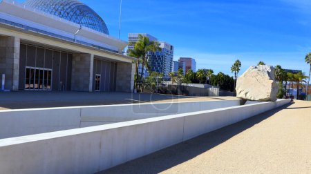 Téléchargez les photos : Los Angeles, Californie 10 décembre 2023 : Art public LEVITATED MASS une sculpture de Michael Heizer au LACMA, Los Angeles County Museum of Art - en image libre de droit