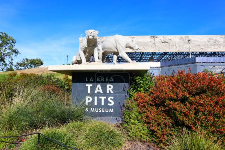 Foto de Los Ángeles, California 10 de diciembre de 2023: LA BREA TAR PITS and Museum, uno de los sitios de excavación fósil más famosos del mundo ubicado en 5801 Wilshire Blvd, Los Ángeles - Imagen libre de derechos