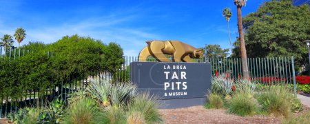 Foto de Los Ángeles, California 10 de diciembre de 2023: LA BREA TAR PITS and Museum, uno de los sitios de excavación fósil más famosos del mundo ubicado en 5801 Wilshire Blvd, Los Ángeles - Imagen libre de derechos