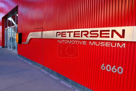 Foto de Los Ángeles, California 10 de diciembre de 2023: Petersen Automotive Museum Uno de los museos automotrices más grandes del mundo de la historia del automóvil ubicado en 6060 Wilshire Boulevard, Los Ángeles - Imagen libre de derechos