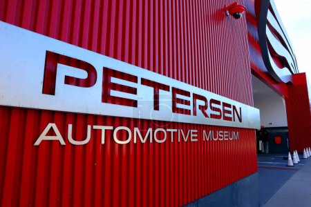 Foto de Los Ángeles, California 10 de diciembre de 2023: Petersen Automotive Museum Uno de los museos automotrices más grandes del mundo de la historia del automóvil ubicado en 6060 Wilshire Boulevard, Los Ángeles - Imagen libre de derechos