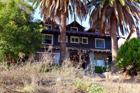 Foto de Los Angeles, California 20 de noviembre de 2023: Cohn House at 1325 Alvarado Terrace, construido en 1902 en estilo artesano y teja. Designado como Monumento Histórico-Cultural de Los Ángeles - Imagen libre de derechos