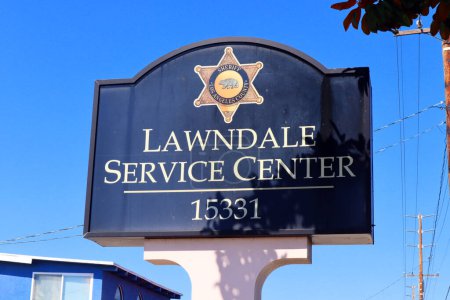 Téléchargez les photos : Lawndale, Californie 8 octobre 2023 : City of LAWNDALE Sherif's Department Service Center at 15331 Prairie Ave, Lawndale - en image libre de droit