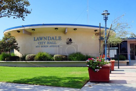 Téléchargez les photos : Lawndale, Californie 8 octobre 2023 : LAWNDALE CITY HALL at 14717 Burin Avenue, Lawndale - en image libre de droit