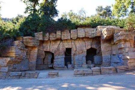 Téléchargez les photos : Los Angeles, Californie 1 novembre 2023 : Ancien zoo abandonné de Los Angeles situé dans Griffith Park. Vue de la grotte enduite de graffitis - en image libre de droit
