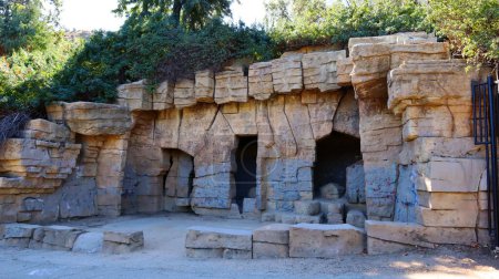 Téléchargez les photos : Los Angeles, Californie 1 novembre 2023 : Ancien zoo abandonné de Los Angeles situé dans Griffith Park. Vue de la grotte enduite de graffitis - en image libre de droit