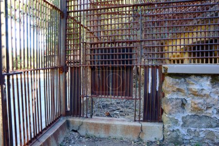 Téléchargez les photos : Los Angeles, Californie : Old Abandoned Los Angeles Zoo situé dans Griffith Park. Vue sur les cages - en image libre de droit