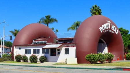 Foto de La Puente (Los Ángeles), California 14 de octubre de 2023: THE DONUT HOLE, Dos Donuts gigantes a través de los cuales los clientes conducen para realizar sus pedidos. Situado en 15300 Amar Rd, La Puente, Condado de Los Ángeles - Imagen libre de derechos