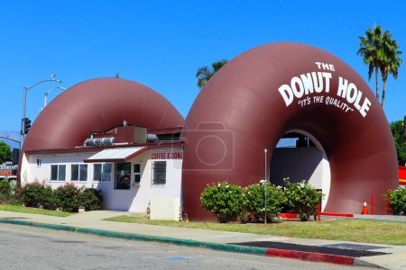 Foto de La Puente (Los Ángeles), California 14 de octubre de 2023: THE DONUT HOLE, Dos Donuts gigantes a través de los cuales los clientes conducen para realizar sus pedidos. Situado en 15300 Amar Rd, La Puente, Condado de Los Ángeles - Imagen libre de derechos