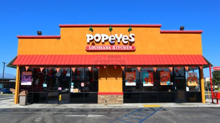 Téléchargez les photos : La Puente (Los Angeles), Californie 14 octobre 2023 : POPEYES Louisiana Kitchen, chaîne multinationale américaine de restauration rapide au poulet frit - en image libre de droit
