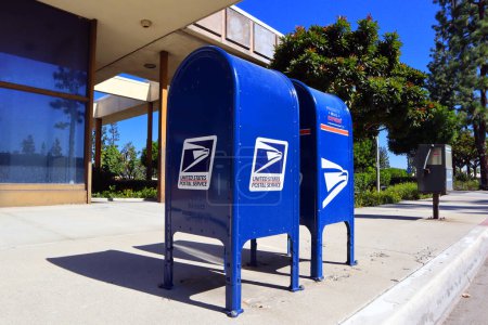 Foto de Los Angeles, California 14 de octubre de 2023: USPS United States Postal Service, Mail Collection Boxes - Imagen libre de derechos