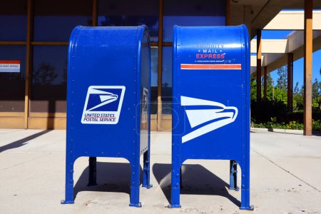 Foto de Los Angeles, California 14 de octubre de 2023: USPS United States Postal Service, Mail Collection Boxes - Imagen libre de derechos