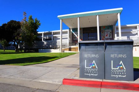 Foto de Montebello, California Octubre 30, 2023: Montebello Regional Library located at 1550 W Beverly Blvd, Montebello Los Angeles County - Imagen libre de derechos