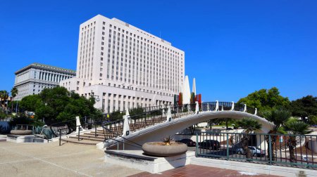 Foto de Los Ángeles, California 10 de octubre de 2023: vista de The United States Court House, Temple Street Bridge y el arte público "Triforium" en el centro de Los Ángeles - Imagen libre de derechos