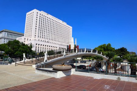 Foto de Los Ángeles, California 10 de octubre de 2023: vista de The United States Court House, Temple Street Bridge y el arte público "Triforium" en el centro de Los Ángeles - Imagen libre de derechos