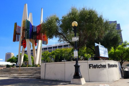 Foto de Los Ángeles, California 10 de octubre de 2023: vista del Temple Street Bridge y el arte público "Triforium" del artista Joseph Young, ubicado en la plaza Fletcher Brown en el centro de Los Ángeles - Imagen libre de derechos