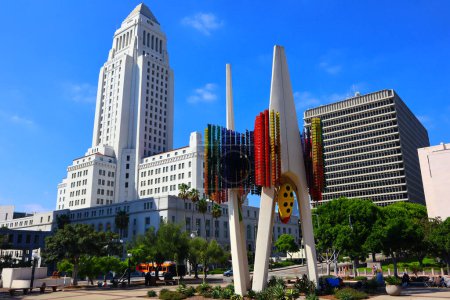 Foto de Los Ángeles, California 10 de octubre de 2023: Arte público "Triforium" del artista Joseph Young, ubicado en la plaza Fletcher Brown en el centro de Los Ángeles - Imagen libre de derechos
