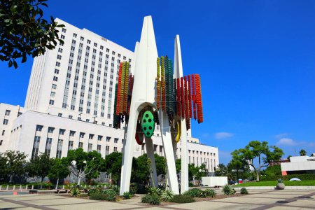 Foto de Los Ángeles, California 10 de octubre de 2023: Arte público "Triforium" del artista Joseph Young, ubicado en la plaza Fletcher Brown en el centro de Los Ángeles - Imagen libre de derechos