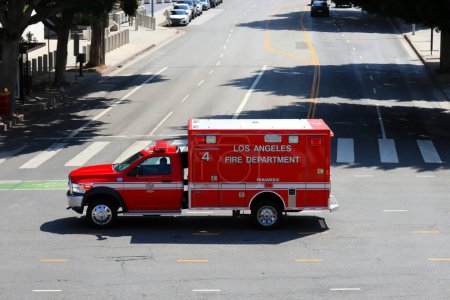 Téléchargez les photos : Los Angeles, Californie - 10 octobre 2023 : LAFD Ambulance paramédicale des pompiers de Los Angeles - en image libre de droit