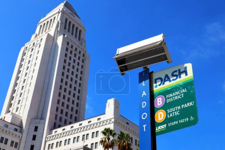 Foto de Los Angeles, California 10 de octubre de 2023: Los Angeles LADOT Transit DASH Bus Stop near Los Angeles City Hall - Imagen libre de derechos
