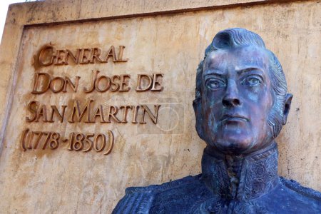 Téléchargez les photos : Los Angeles, Californie - 12 octobre 2023 : Buste du Général Don JOSE DE SAN MARTIN, situé au milieu de l'île de trafic au 111 S San Vicente Blvd, Los Angeles - en image libre de droit