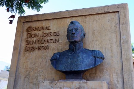 Foto de Los Ángeles, California - 12 de octubre de 2023: Busto del General Don JOSE DE SAN MARTIN, ubicado en medio de la isla de tráfico en 111 S San Vicente Blvd, Los Ángeles - Imagen libre de derechos