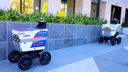 Foto de Los Angeles, California - 12 de octubre de 2023: Serve Robotics Delivery. A la entrega de alimentos al cliente - Imagen libre de derechos
