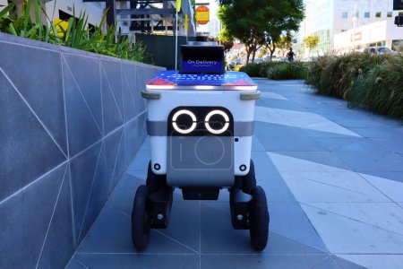 Foto de Los Angeles, California - 12 de octubre de 2023: Serve Robotics Delivery. A la entrega de alimentos al cliente - Imagen libre de derechos