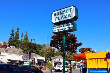 Foto de West Hollywood, California 12 de octubre de 2023: SUNSET PLAZA Shopping Center, una tira llena de tiendas boutique y restaurantes entre 8591 y 8720 Sunset Blvd - Imagen libre de derechos