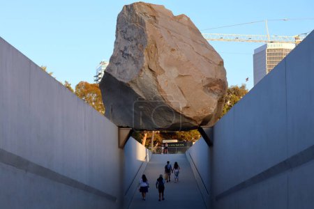Foto de Los Ángeles, California - 13 de octubre de 2023: MASA LEVITADA de Arte Público una escultura de Michael Heizer en el LACMA, Los Angeles County Museum of Art - Imagen libre de derechos