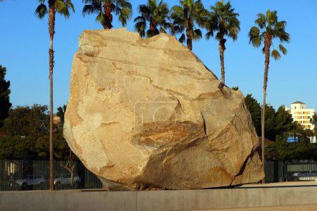 Foto de Los Ángeles, California - 13 de octubre de 2023: MASA LEVITADA de Arte Público una escultura de Michael Heizer en el LACMA, Los Angeles County Museum of Art - Imagen libre de derechos
